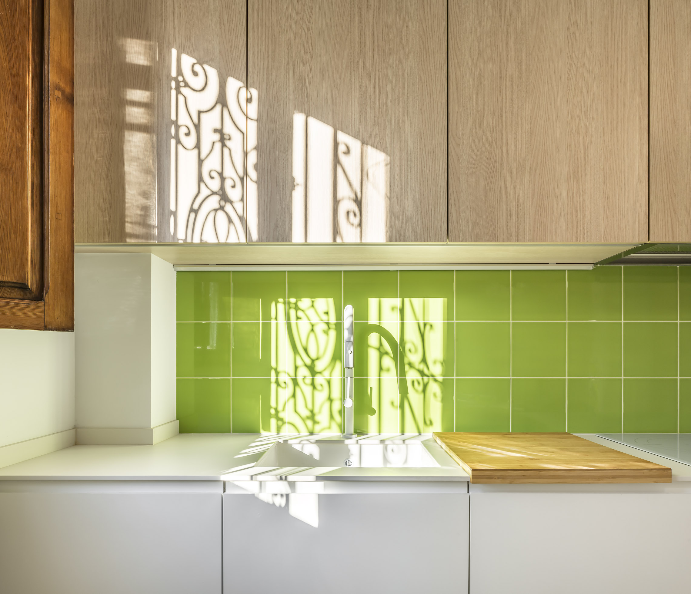 Detalle de luz natural sobre el chapado de cocina verde